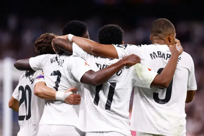 Vinícius Júnior, Rodrygo e Mbappé celebrando gol do Real Madrid. (Foto: Imago/ZUMA)