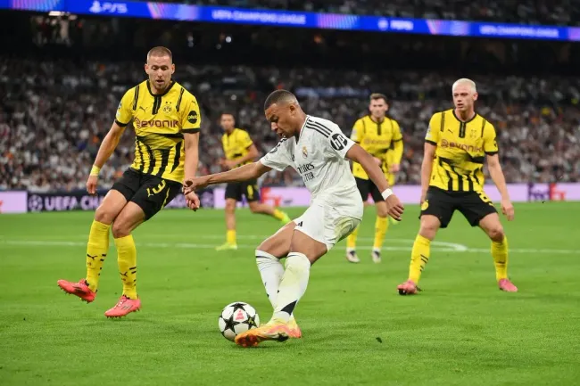 Kylian Mbappé em ação contra o Borussia Dortmund. (Photo by Denis Doyle/Getty Images)