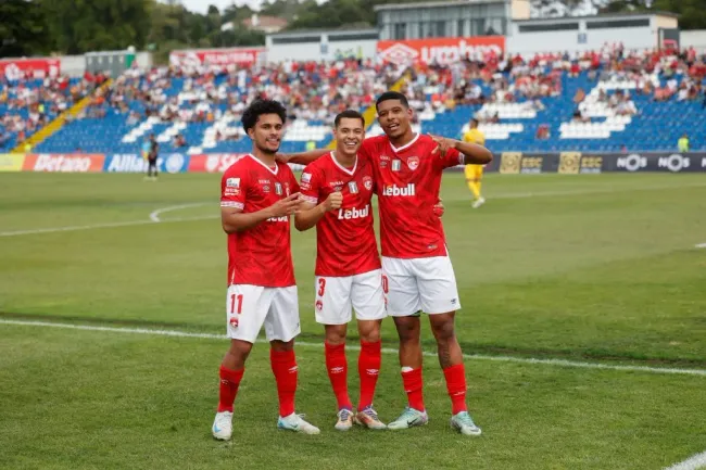 Gabriel Silva (à esquerda) a comemorar um golo com os colegas. Foto: CD Santa Clara.