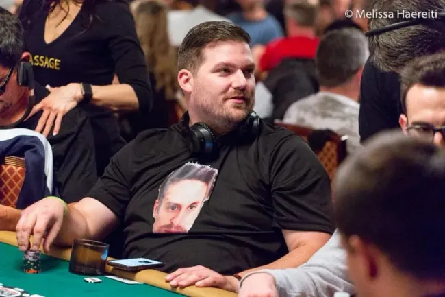 Adam Rude alegou que estava se sentindo bem (Foto: PokerNews)