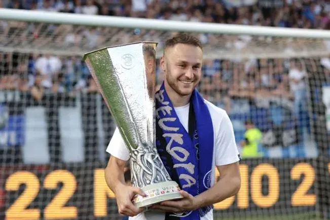 Koopmeiners también es pretendido por Arne Slot.