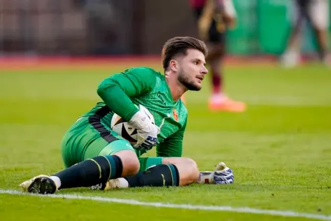 Sarkic como titular de la Selección de Montengro en un amistoso contra Bélgica.