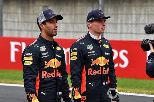 Verstappen inició por detrás de Ricciardo en Red Bull, luego lo superó. (LAT Images)