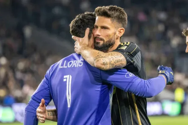 Giroud y Lloris lo esperan en Los Ángeles