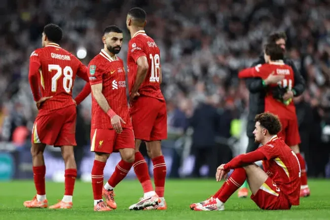 Liverpool perdió dos competencias en la misma semana y a fin de temporada puede perder a sus figuras.