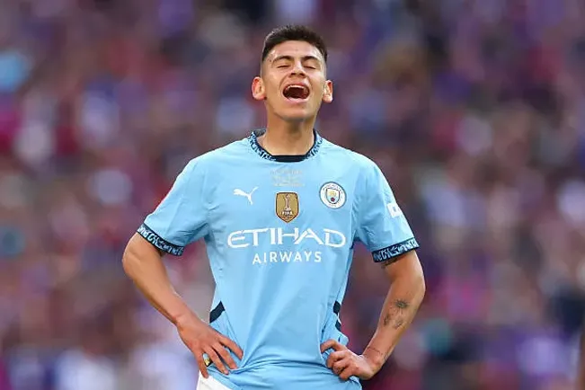 Echeverri debutó en el City pero no pudo convertir. Tuvo chances.