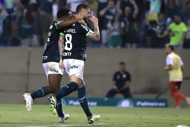 Ze Rafael jogador do Palmeiras comemora seu gol com Endrick jogador da sua equipe durante partida contra o Internacional no estadio Arena Barueri pelo campeonato Brasileiro A 2023. Foto: Marcello Zambrana/AGIF