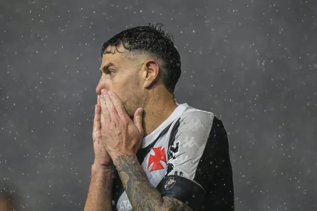 Vegetti, atacante do Vasco lamenta eliminação durante partida contra o Atletico-MG em Sao Januario pelo campeonato Copa Do Brasil 2024. Foto: Thiago Ribeiro/AGIF