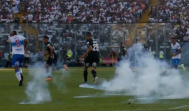 El último partido entre Colo Colo y la UC concluyó con victoria cruzada por 2-0 en un polémico duelo con incidentes que finalizó anticipadamente cercano al minuto 80′. (Foto: Agencia Uno)