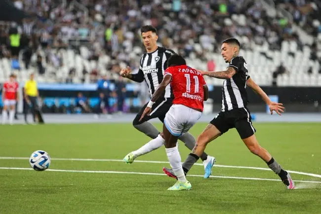 Yorman Zapata le anotó con este remate un gol a Botafogo en la Copa Sudamericana. (Foto: CD Magallanes).