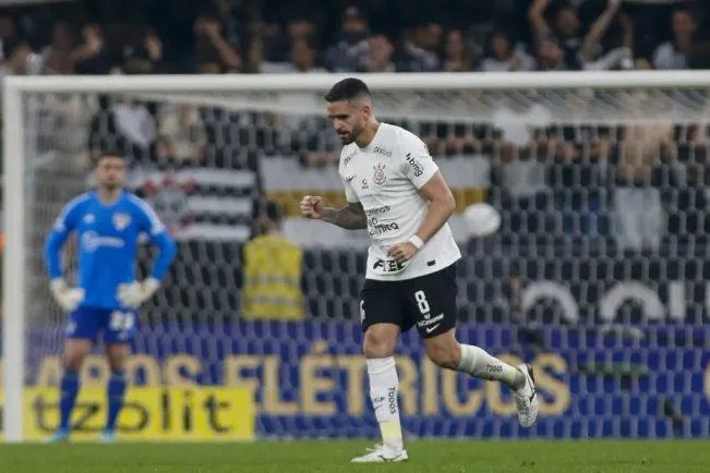 Renato Augusto comemora gol marcado contra o São Paulo pela Copa do Brasil. (Photo by Miguel Schincariol/Getty Images)