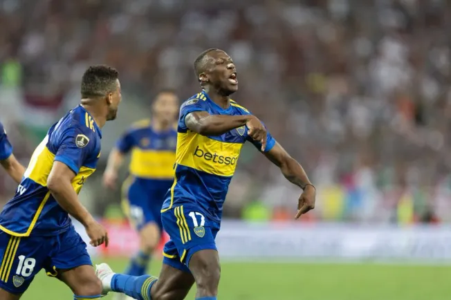 Luis Advíncula celebrando gol na final da Libertadores. Foto: Liamara Polli/AGIF