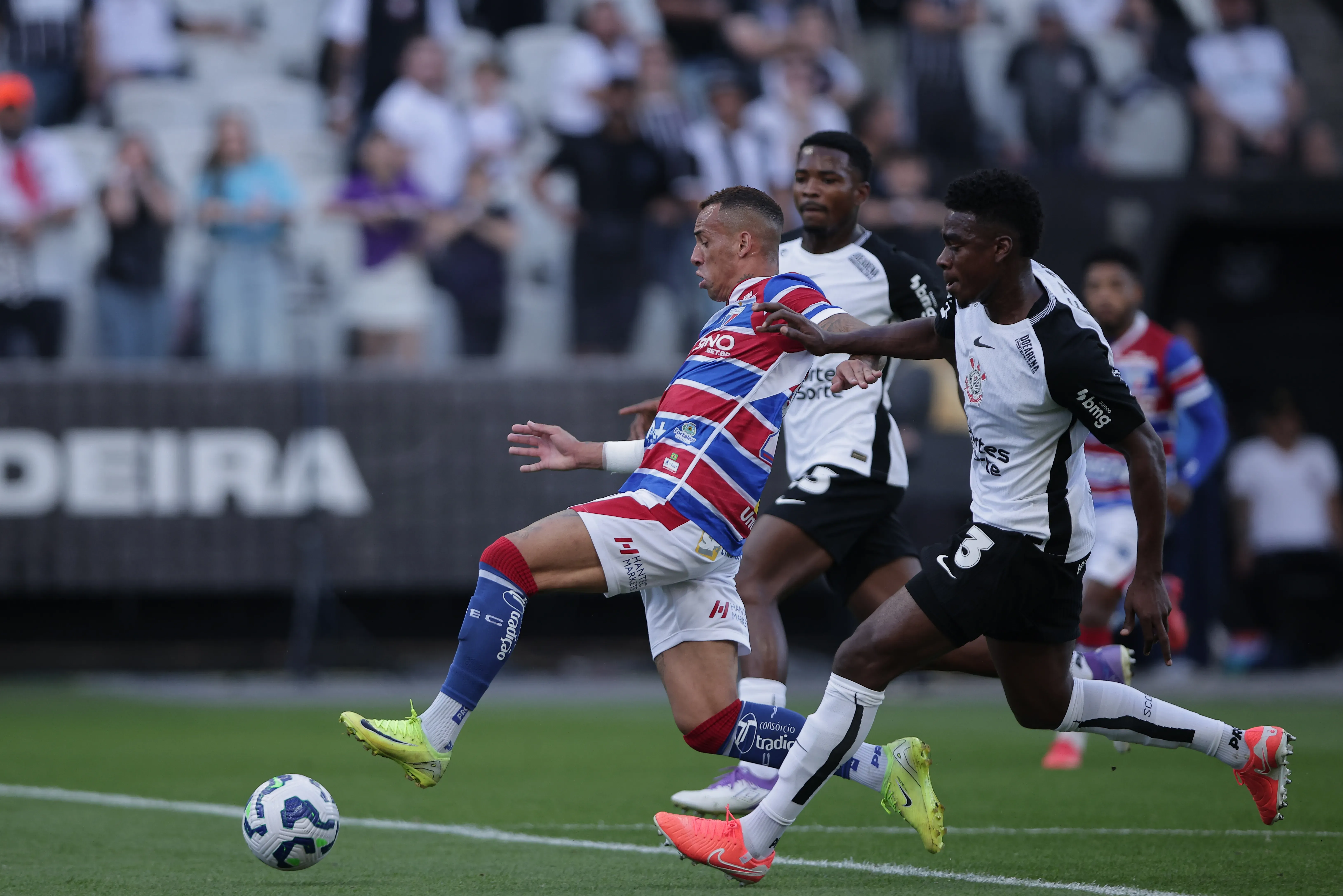 Félix Torres, jugador del Corinthians, disputa una candidatura con Breno Lopes, jugador del Fortaleza, durante un partido en el estadio Arena Corinthians por el campeonato brasileño A 2025. Foto: Ettore Chiereguini/AGIF