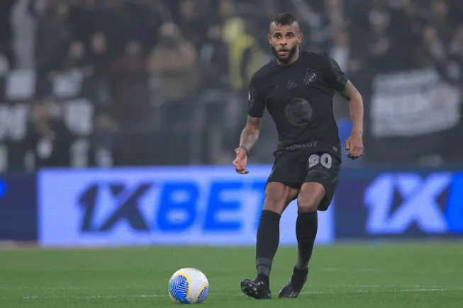 Foto: Ettore Chiereguini/AGIF – Alex Santana durante confronto contra o Criciúma no Brasileirão 2024.