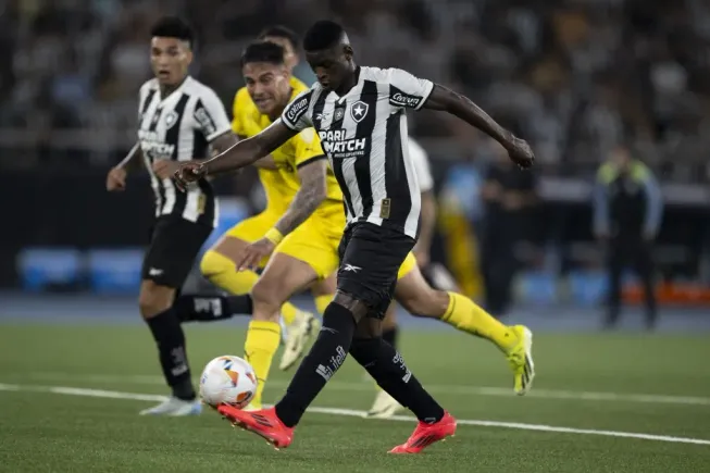 Luiz Henrique jogador do Botafogo chuta para marcar seu gol durante partida contra o Peñarol no estádio Engenhão pelo campeonato Copa Libertadores 2024. Foto: Jorge Rodrigues/AGIF