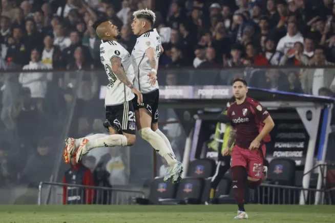 La fotografía del festejo que compartió Vidal. (Dragomir Yankovic/Photosport).