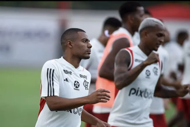 De La Cruz ao lado de Wesley em treino do Flamengo. Foto: Marcelo Cortes/CRF