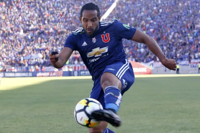 Jean Beausejour en acción por la Universidad de Chile. (Raul Zamora/Photosport).