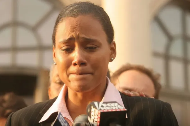 NUEVA YORK, 2007 – OCTOBER 5: Marion Jones habla con los medios tras declararse culpable de cargos relacionados con el consumo de esteroides (Getty Images).