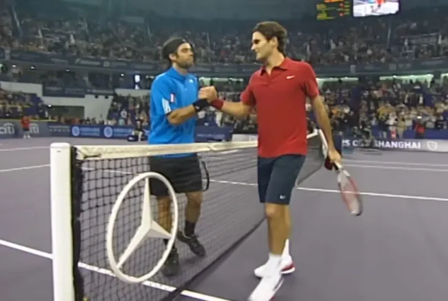 Fernando González y Roger Federer en la Masters Cup de 2007 (Captura).