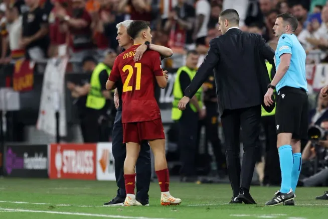 José Mourinho abraçado em Paulo Dybala nos tempos de Roma. (Foto: Maja Hitij/Getty Images)