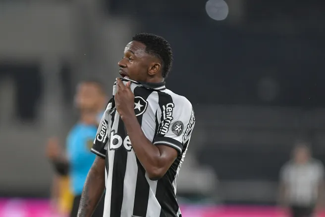 Jeffinho jogador do Botafogo durante partida contra o Sport no estadio Engenhao pelo campeonato Brasileiro A 2025. Foto: Thiago Ribeiro/AGIF