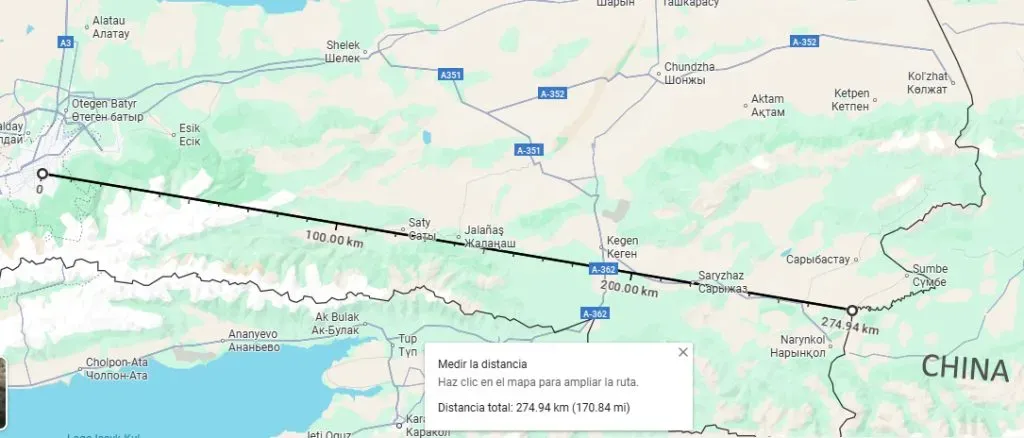 Una línea recta trazada desde el Estadio Central de Almaty a la frontera con China marca una distancia de 274,94km. (Google Maps)