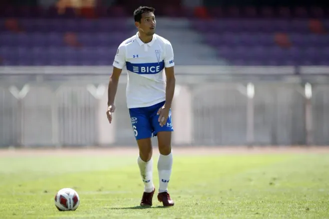 Guillermo Burdisso en acción por Universidad Católica. (Andrés Piña/Photosport).