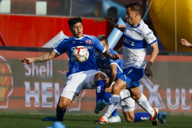 Chelo Morales ante Agustín Farías en el Clásico Universitario 199. (Andrés Piña/Photosport).