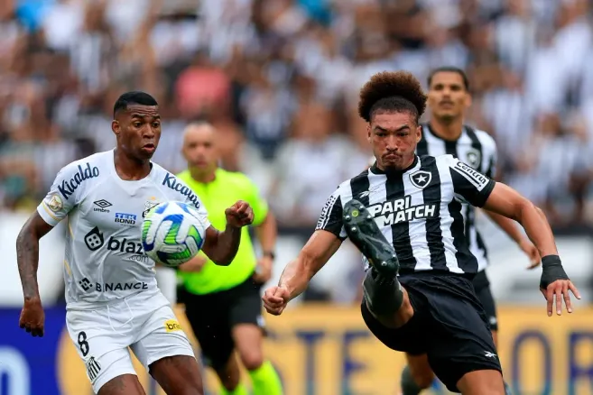 Jean Lucas durante disputa de bola com Adryelson. (Photo by Buda Mendes/Getty Images)