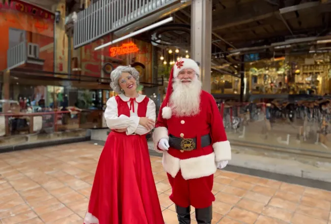 El Viejito Pascuero y la señora Claus. Crédito: Corpo Comunicaciones