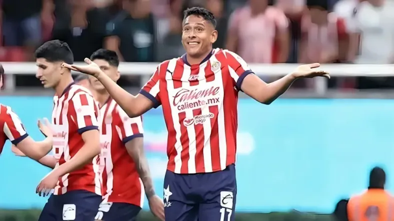 Luis Romo, feliz por su bautismo de gol en Chivas (IMAGO7).