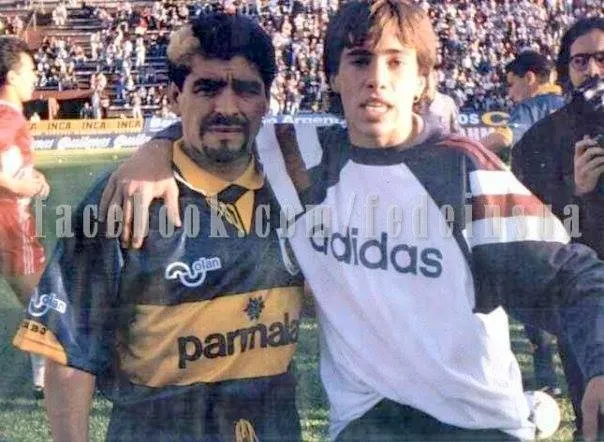 Maradona junto a un joven Pocho Insúa (Foto: Captura de “X”)
