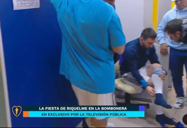 Lionel Messi con las ojotas de Boca al lado.
