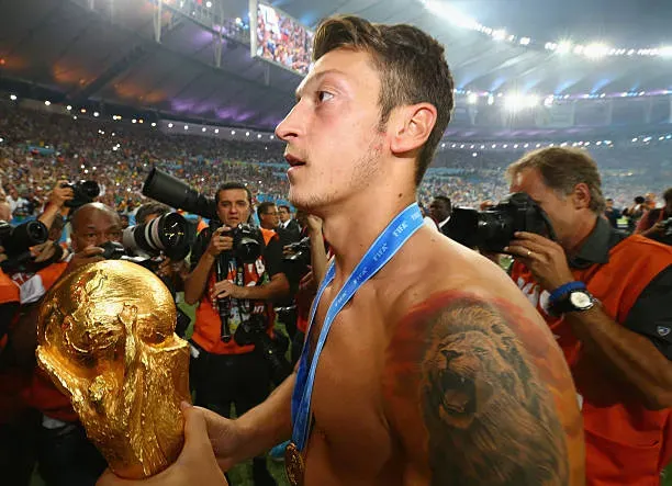 Mesut Özil conquistó la Copa del Mundo en Brasil 2014.  (Photo by Martin Rose/Getty Images)