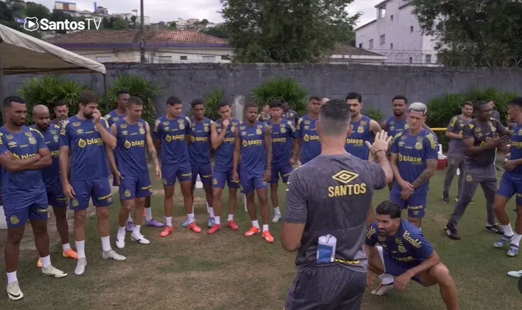 Jogadores do Santos durante treino coletivo sob supervisão de Pedro Caixinha, novo treinador. Foto: Divulgação/Santos FC