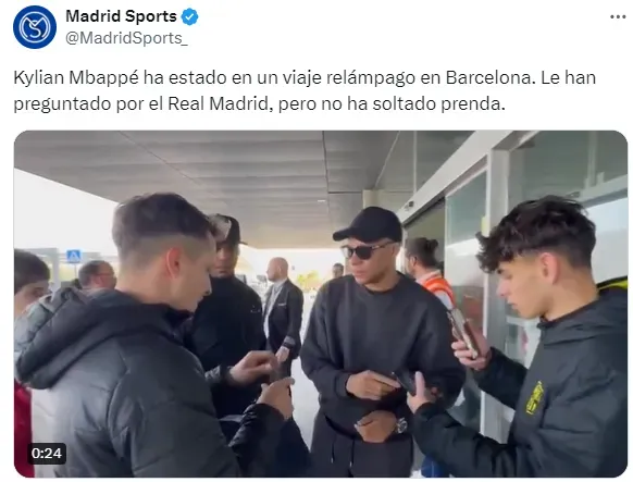 Kylian Mbappé junto a un grupo de fanáticos en Barcelona.