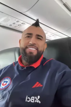 Arturo Vidal está en el avión de Chile rumbo a Uruguay. Foto: Instagram.