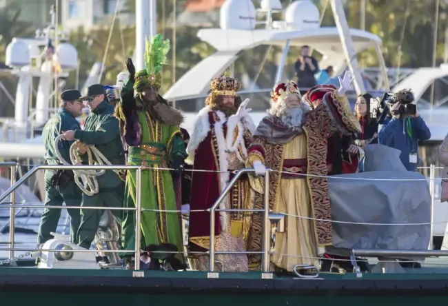 Llega la Cabalgata de Reyes de Alicante en España 2024 (ABC).