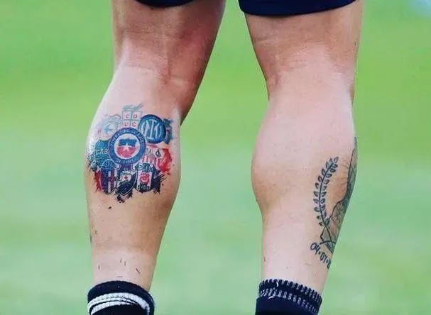 El chileno tiene tatuados los escudos de todos los clubes en los que jugó.