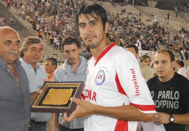 Gonzalo Choy González recibió una plaqueta por parte de Gimnasia.