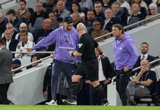 Klopp disgustado por el VAR en el partido ante Tottenham durante la pasada campaña.