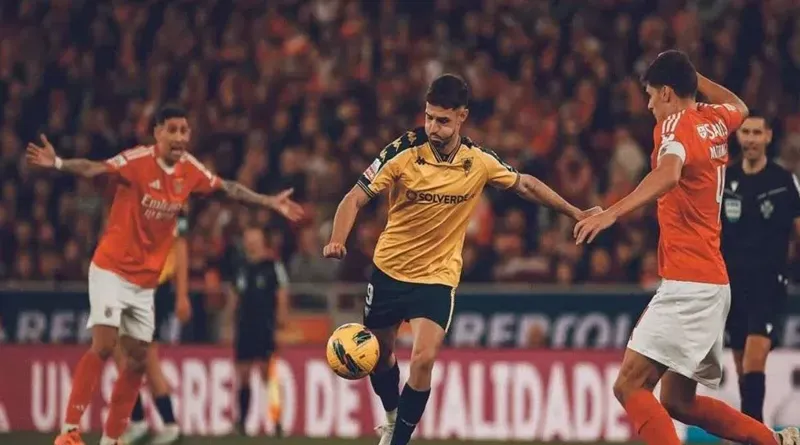 Alejandro Marqués em campo pelo Estoril. (Foto: Reprodução/Estoril)