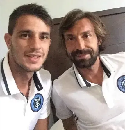 Bravo compartió plantel con Pirlo. (Instagram)