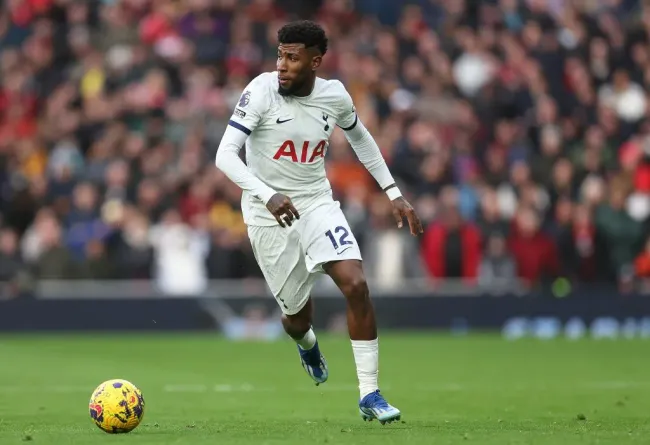 Emerson Royal em ação pelo Tottenham Hotspur. (Photo by Julian Finney/Getty Images)