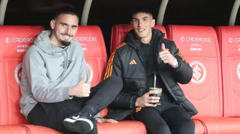 Anthoni e Rochet cnversam no banco de reservas do Beira-Rio — Foto: Ricardo Duarte/Divulgação, Internacional