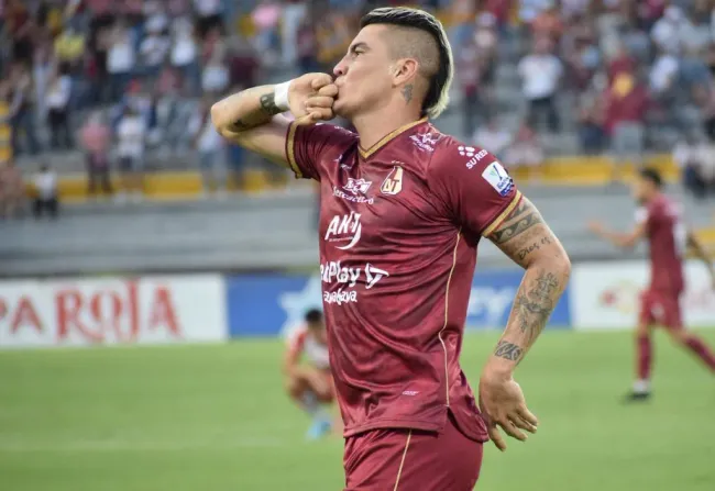 Michael Rangel festeja con Deportes Tolima ante Santa Fe por la fecha 7 de la Liga BetPlay DIMAYOR I 2022 en Ibagué. Foto: VizzorImage / Joan Orjuela.