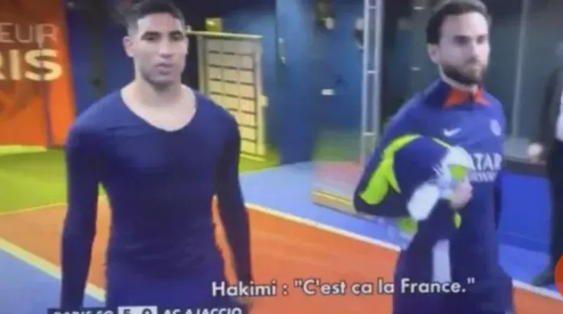 Achraf Hakimi en el momento que se retiró del campo de juego del Parque de los Príncipes. Captura de transmisión.