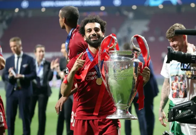 Mohamed Salah posa con el trofeo de la UEFA Champions League (IMAGO)