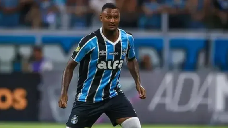 Luan Cândido com a bola em jogo do Grêmio. (Foto: Lucas Uebel/Grêmio FBPA)
